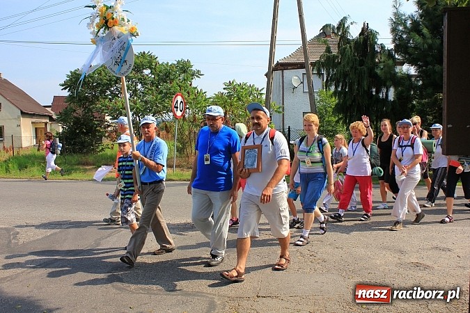 Zdjęcie w galerii na portalu naszraciborz.pl: 224 osoby pielgrzymują z Lubomi do Częstochowy. Liczna grupa z Kobyli wiadomości z regionu