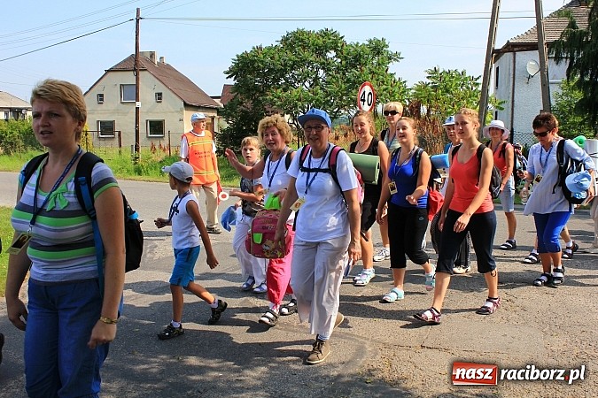 Zdjęcie w galerii na portalu naszraciborz.pl: 224 osoby pielgrzymują z Lubomi do Częstochowy. Liczna grupa z Kobyli wiadomości z regionu