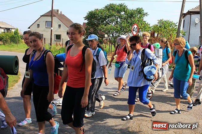 Zdjęcie w galerii na portalu naszraciborz.pl: 224 osoby pielgrzymują z Lubomi do Częstochowy. Liczna grupa z Kobyli wiadomości z regionu