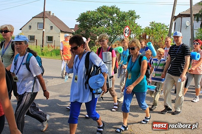 Zdjęcie w galerii na portalu naszraciborz.pl: 224 osoby pielgrzymują z Lubomi do Częstochowy. Liczna grupa z Kobyli wiadomości z regionu
