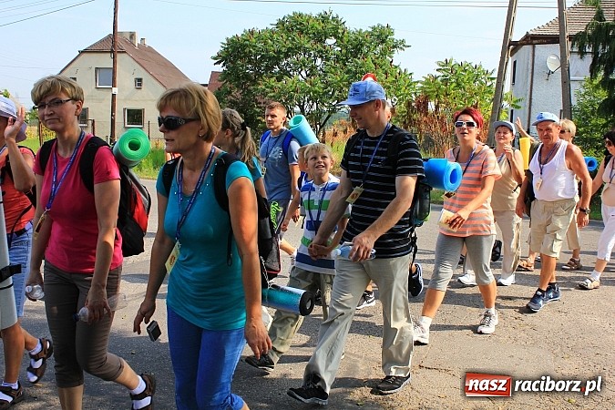 Zdjęcie w galerii na portalu naszraciborz.pl: 224 osoby pielgrzymują z Lubomi do Częstochowy. Liczna grupa z Kobyli wiadomości z regionu