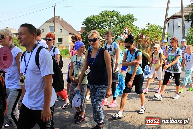 Zdjęcie w galerii na portalu naszraciborz.pl: 224 osoby pielgrzymują z Lubomi do Częstochowy. Liczna grupa z Kobyli wiadomości z regionu