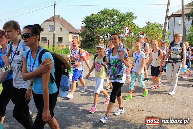 Zdjęcie w galerii na portalu naszraciborz.pl: 224 osoby pielgrzymują z Lubomi do Częstochowy. Liczna grupa z Kobyli wiadomości z regionu