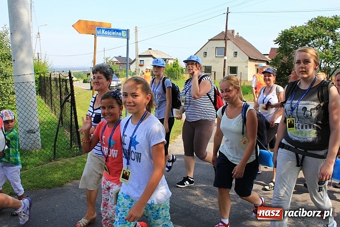 Zdjęcie w galerii na portalu naszraciborz.pl: 224 osoby pielgrzymują z Lubomi do Częstochowy. Liczna grupa z Kobyli wiadomości z regionu