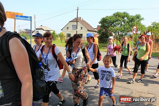Zdjęcie w galerii na portalu naszraciborz.pl: 224 osoby pielgrzymują z Lubomi do Częstochowy. Liczna grupa z Kobyli wiadomości z regionu