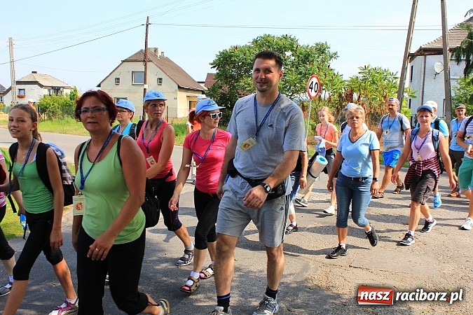 Zdjęcie w galerii na portalu naszraciborz.pl: 224 osoby pielgrzymują z Lubomi do Częstochowy. Liczna grupa z Kobyli wiadomości z regionu