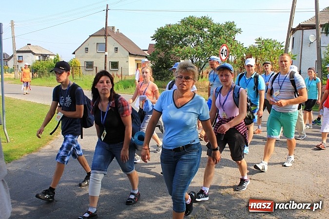 Zdjęcie w galerii na portalu naszraciborz.pl: 224 osoby pielgrzymują z Lubomi do Częstochowy. Liczna grupa z Kobyli wiadomości z regionu