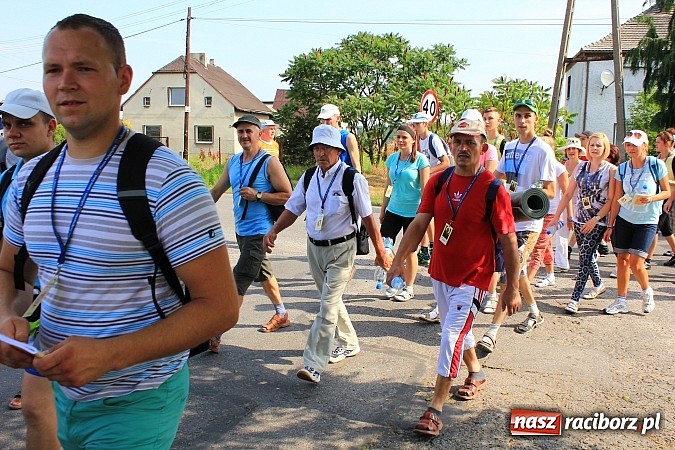 Zdjęcie w galerii na portalu naszraciborz.pl: 224 osoby pielgrzymują z Lubomi do Częstochowy. Liczna grupa z Kobyli wiadomości z regionu