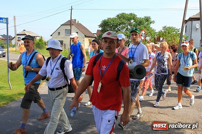 Zdjęcie w galerii na portalu naszraciborz.pl: 224 osoby pielgrzymują z Lubomi do Częstochowy. Liczna grupa z Kobyli wiadomości z regionu