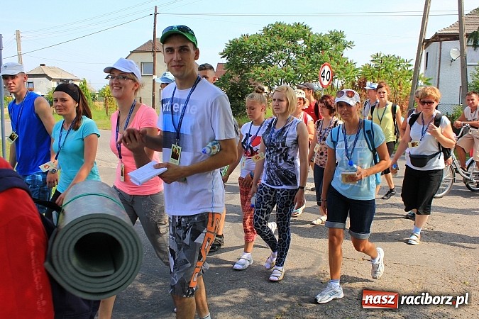 Zdjęcie w galerii na portalu naszraciborz.pl: 224 osoby pielgrzymują z Lubomi do Częstochowy. Liczna grupa z Kobyli wiadomości z regionu