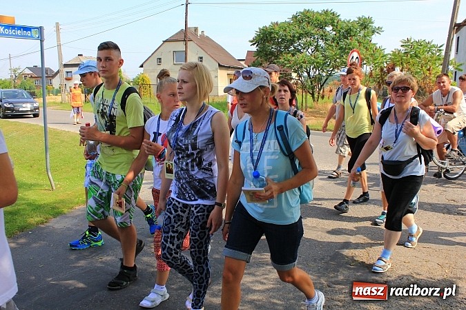 Zdjęcie w galerii na portalu naszraciborz.pl: 224 osoby pielgrzymują z Lubomi do Częstochowy. Liczna grupa z Kobyli wiadomości z regionu