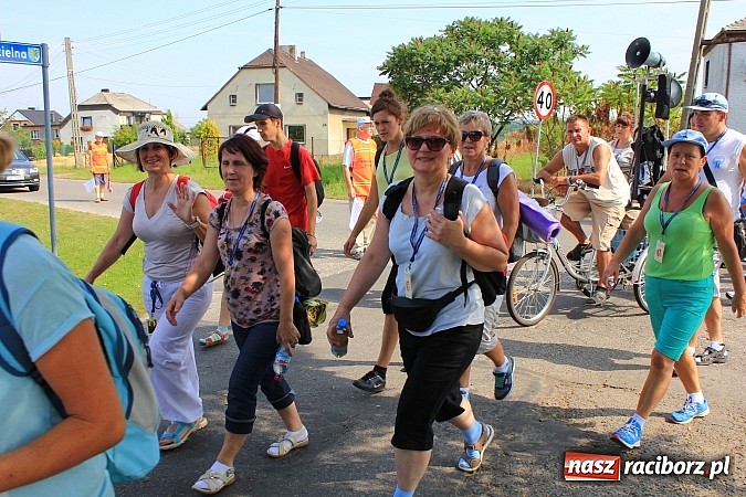 Zdjęcie w galerii na portalu naszraciborz.pl: 224 osoby pielgrzymują z Lubomi do Częstochowy. Liczna grupa z Kobyli wiadomości z regionu