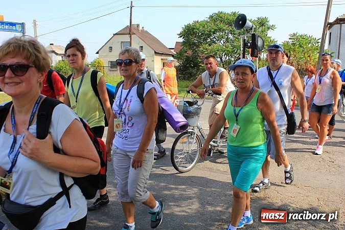 Zdjęcie w galerii na portalu naszraciborz.pl: 224 osoby pielgrzymują z Lubomi do Częstochowy. Liczna grupa z Kobyli wiadomości z regionu