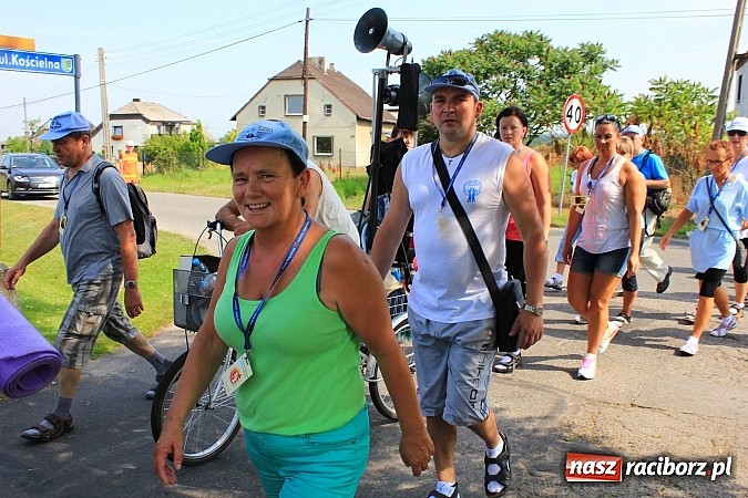 Zdjęcie w galerii na portalu naszraciborz.pl: 224 osoby pielgrzymują z Lubomi do Częstochowy. Liczna grupa z Kobyli wiadomości z regionu