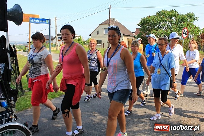 Zdjęcie w galerii na portalu naszraciborz.pl: 224 osoby pielgrzymują z Lubomi do Częstochowy. Liczna grupa z Kobyli wiadomości z regionu