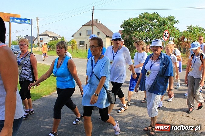 Zdjęcie w galerii na portalu naszraciborz.pl: 224 osoby pielgrzymują z Lubomi do Częstochowy. Liczna grupa z Kobyli wiadomości z regionu