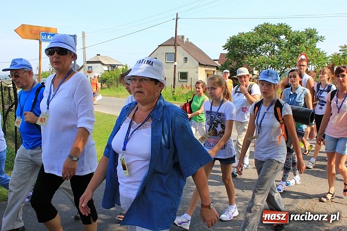 Zdjęcie w galerii na portalu naszraciborz.pl: 224 osoby pielgrzymują z Lubomi do Częstochowy. Liczna grupa z Kobyli wiadomości z regionu