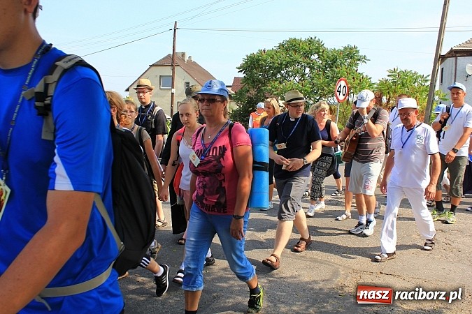 Zdjęcie w galerii na portalu naszraciborz.pl: 224 osoby pielgrzymują z Lubomi do Częstochowy. Liczna grupa z Kobyli wiadomości z regionu