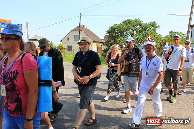 Zdjęcie w galerii na portalu naszraciborz.pl: 224 osoby pielgrzymują z Lubomi do Częstochowy. Liczna grupa z Kobyli wiadomości z regionu