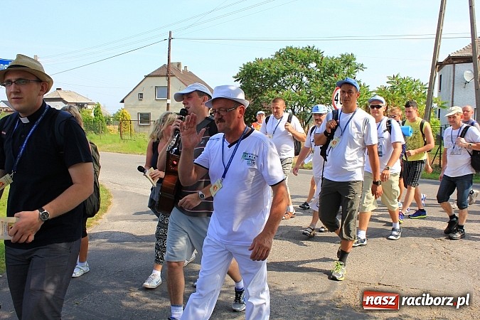 Zdjęcie w galerii na portalu naszraciborz.pl: 224 osoby pielgrzymują z Lubomi do Częstochowy. Liczna grupa z Kobyli wiadomości z regionu