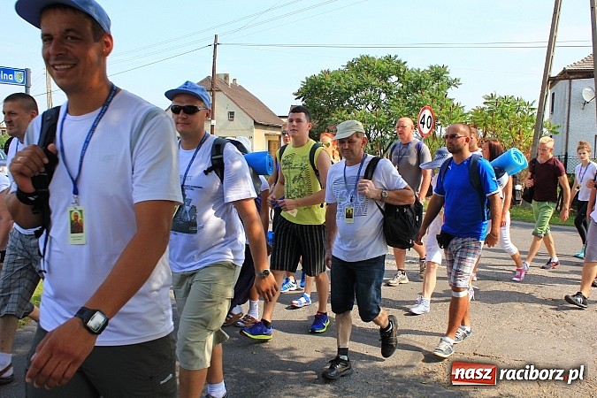 Zdjęcie w galerii na portalu naszraciborz.pl: 224 osoby pielgrzymują z Lubomi do Częstochowy. Liczna grupa z Kobyli wiadomości z regionu