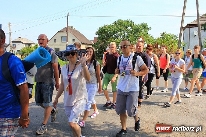 Zdjęcie w galerii na portalu naszraciborz.pl: 224 osoby pielgrzymują z Lubomi do Częstochowy. Liczna grupa z Kobyli wiadomości z regionu