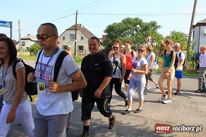 Zdjęcie w galerii na portalu naszraciborz.pl: 224 osoby pielgrzymują z Lubomi do Częstochowy. Liczna grupa z Kobyli wiadomości z regionu