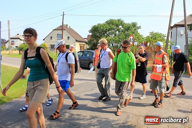 Zdjęcie w galerii na portalu naszraciborz.pl: 224 osoby pielgrzymują z Lubomi do Częstochowy. Liczna grupa z Kobyli wiadomości z regionu