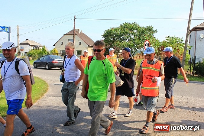 Zdjęcie w galerii na portalu naszraciborz.pl: 224 osoby pielgrzymują z Lubomi do Częstochowy. Liczna grupa z Kobyli wiadomości z regionu