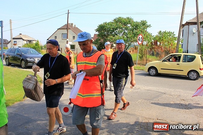 Zdjęcie w galerii na portalu naszraciborz.pl: 224 osoby pielgrzymują z Lubomi do Częstochowy. Liczna grupa z Kobyli wiadomości z regionu