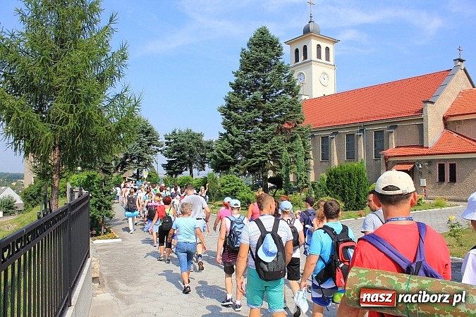 Zdjęcie w galerii na portalu naszraciborz.pl: 224 osoby pielgrzymują z Lubomi do Częstochowy. Liczna grupa z Kobyli wiadomości z regionu