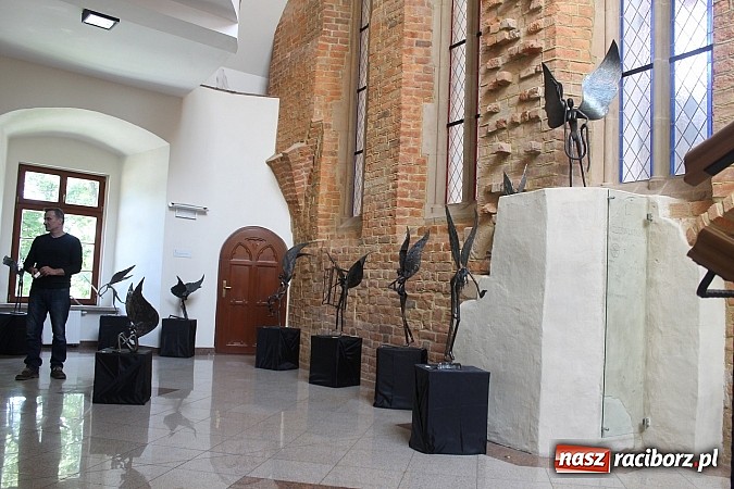 Zdjęcie w galerii na portalu naszraciborz.pl: Zamkowe wnętrza przyjazne sztuce. Metaloplastyka Jarosław Chyca  wiadomości z regionu