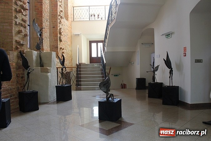 Zdjęcie w galerii na portalu naszraciborz.pl: Zamkowe wnętrza przyjazne sztuce. Metaloplastyka Jarosław Chyca  wiadomości z regionu