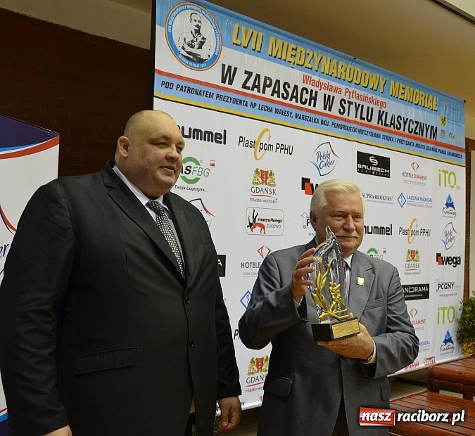 Zdjęcie w galerii na portalu naszraciborz.pl: Lech Wałęsa kibicował zapaśnikom wiadomości z regionu