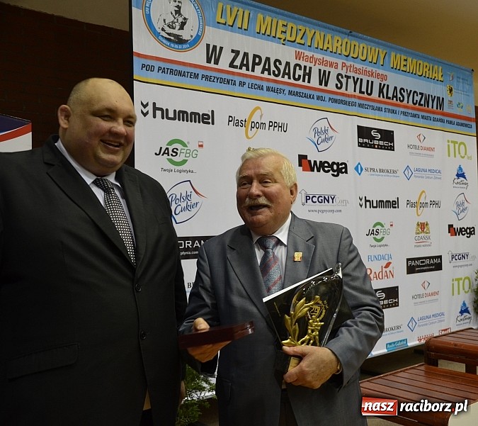 Zdjęcie w galerii na portalu naszraciborz.pl: Lech Wałęsa kibicował zapaśnikom wiadomości z regionu