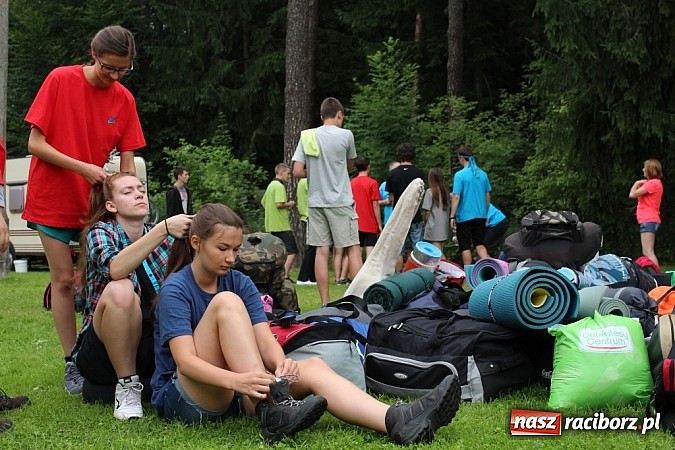 Zdjęcie w galerii na portalu naszraciborz.pl: Młodzież z Raciborza Szlakiem Orlich Gniazd  wiadomości z regionu
