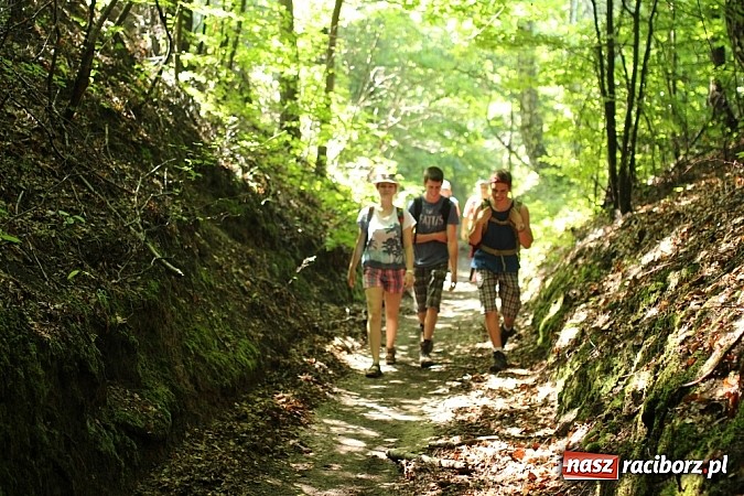 Zdjęcie w galerii na portalu naszraciborz.pl: Młodzież z Raciborza Szlakiem Orlich Gniazd  wiadomości z regionu