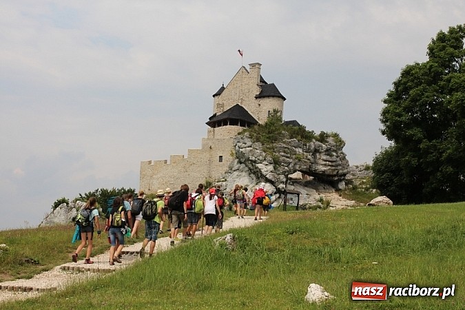 Zdjęcie w galerii na portalu naszraciborz.pl: Młodzież z Raciborza Szlakiem Orlich Gniazd  wiadomości z regionu