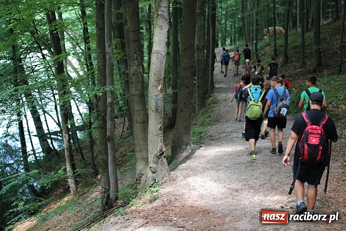 Zdjęcie w galerii na portalu naszraciborz.pl: Młodzież z Raciborza Szlakiem Orlich Gniazd  wiadomości z regionu
