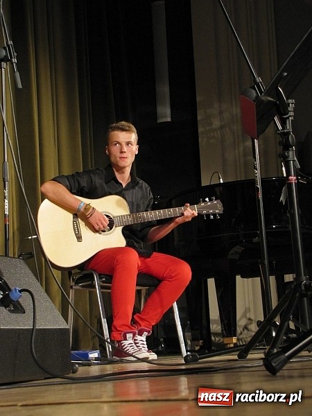 Zdjęcie w galerii na portalu naszraciborz.pl: Doskonały koncert na finał warsztat&oacute;w wokalnych z Adamem Kosewskim w RCK wiadomości z regionu