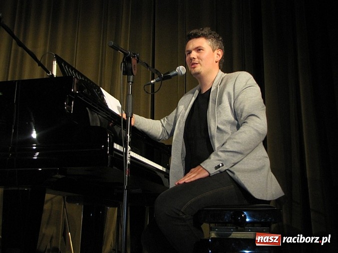 Zdjęcie w galerii na portalu naszraciborz.pl: Doskonały koncert na finał warsztat&oacute;w wokalnych z Adamem Kosewskim w RCK wiadomości z regionu