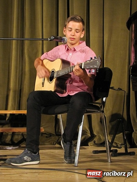 Zdjęcie w galerii na portalu naszraciborz.pl: Doskonały koncert na finał warsztat&oacute;w wokalnych z Adamem Kosewskim w RCK wiadomości z regionu