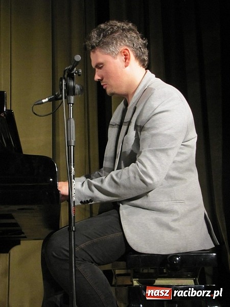 Zdjęcie w galerii na portalu naszraciborz.pl: Doskonały koncert na finał warsztat&oacute;w wokalnych z Adamem Kosewskim w RCK wiadomości z regionu