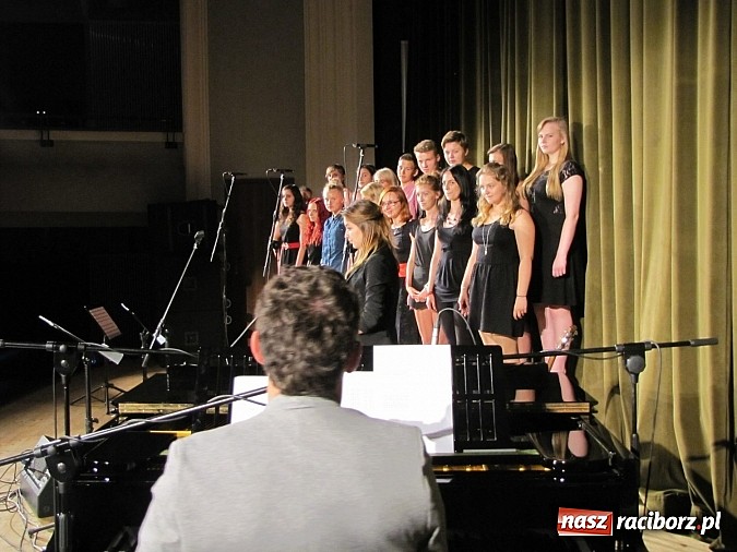 Zdjęcie w galerii na portalu naszraciborz.pl: Doskonały koncert na finał warsztat&oacute;w wokalnych z Adamem Kosewskim w RCK wiadomości z regionu