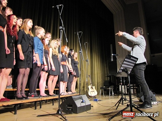 Zdjęcie w galerii na portalu naszraciborz.pl: Doskonały koncert na finał warsztat&oacute;w wokalnych z Adamem Kosewskim w RCK wiadomości z regionu