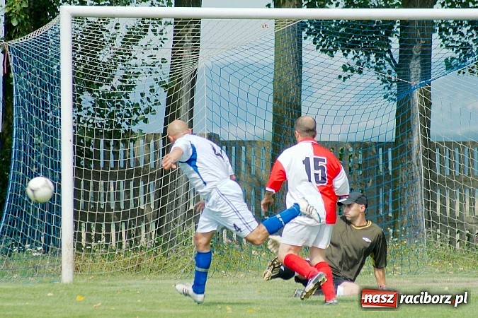 Zdjęcie w galerii na portalu naszraciborz.pl: Przednia zabawa w Owsiszczach. Oldboje Krzyżanowic z Pucharem Wójta wiadomości z regionu