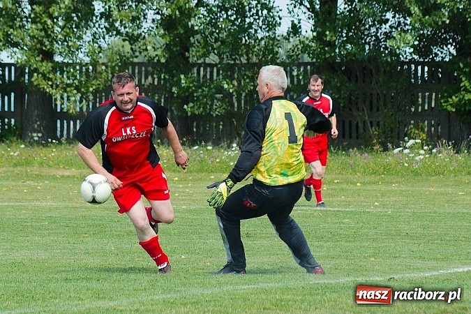 Zdjęcie w galerii na portalu naszraciborz.pl: Przednia zabawa w Owsiszczach. Oldboje Krzyżanowic z Pucharem Wójta wiadomości z regionu