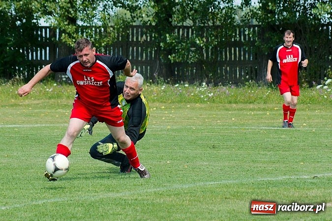 Zdjęcie w galerii na portalu naszraciborz.pl: Przednia zabawa w Owsiszczach. Oldboje Krzyżanowic z Pucharem Wójta wiadomości z regionu