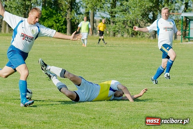 Zdjęcie w galerii na portalu naszraciborz.pl: Przednia zabawa w Owsiszczach. Oldboje Krzyżanowic z Pucharem Wójta wiadomości z regionu