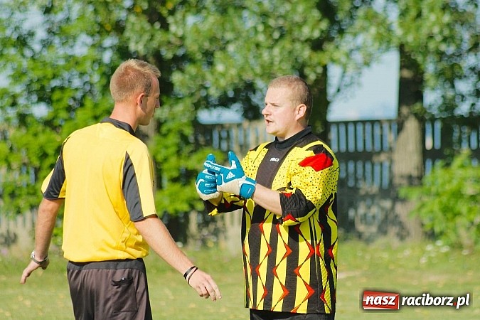 Zdjęcie w galerii na portalu naszraciborz.pl: Przednia zabawa w Owsiszczach. Oldboje Krzyżanowic z Pucharem Wójta wiadomości z regionu
